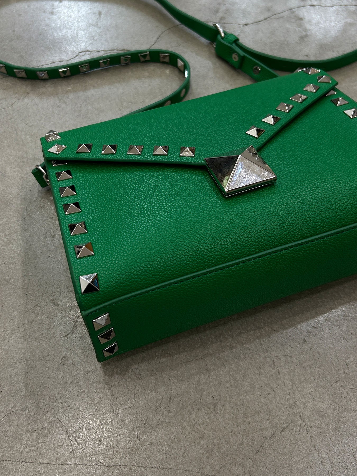 studs shoulder (C25012)